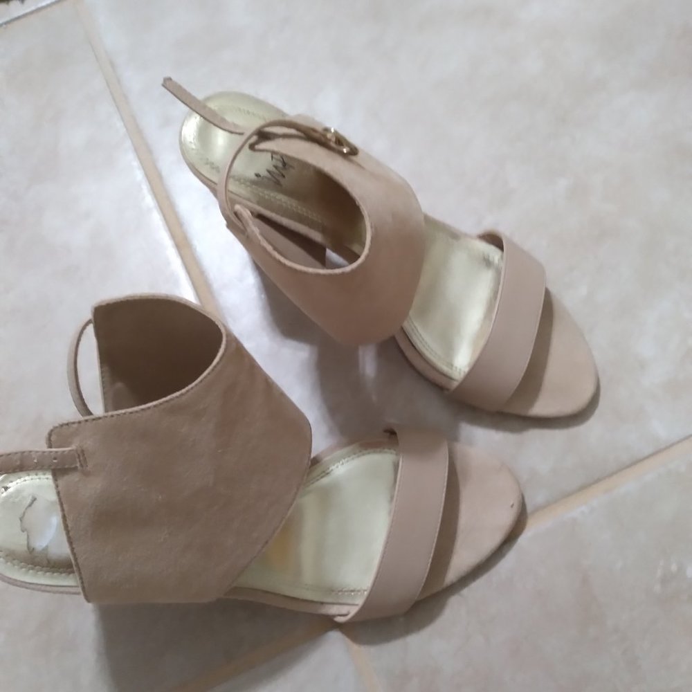 NWOT ADORABLE BEIGE HEELS